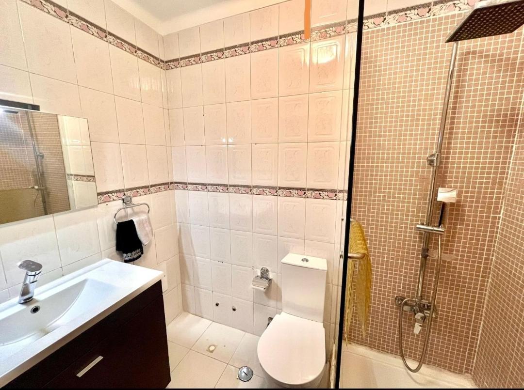 Quarto Boa Localizacao Com Cozinha E Casa De Banho Apartment Caparica Exterior photo
